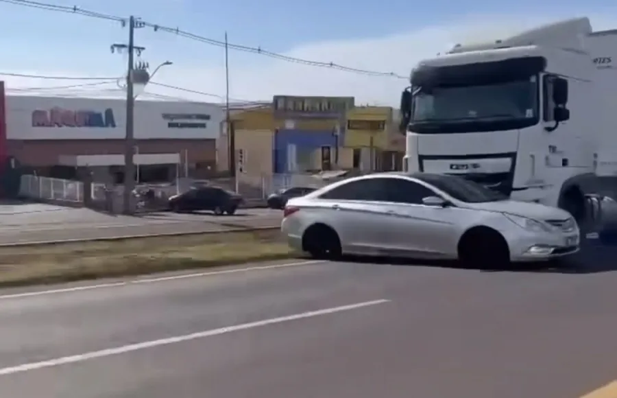 Impressionante: Vídeo mostra caminhão arrastando carro na BR-277, em Cascavel