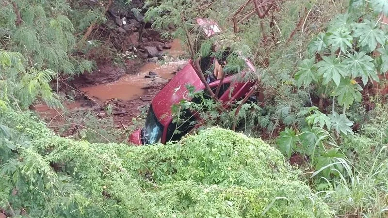 Condutora perde o controle e cai em barranco às margens de riacho em Toledo