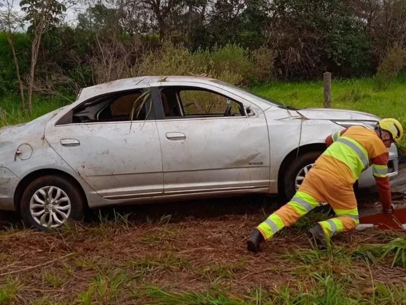 Carro capota na BR-163 na saída de Mundo Novo para Guaíra