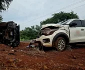 Caminhonete tomba após colisão frontal em Marechal Rondon e gestante fica ferida