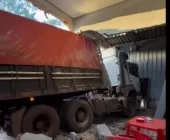 Carreta desgovernada invade panificadora às margens da BR-163 em Mundo Novo