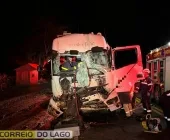Colisão entre caminhões de Marechal Rondon deixa motorista preso às ferragens na PR-488