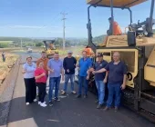 Vereadores de Mercedes acompanham obras de revitalização da estrada para Três Irmãs