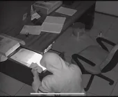 Câmeras registram ladrão furtando dinheiro em lava car de Mercedes
