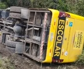 Bêbado furta ônibus escolar, percorre 40 quilômetros e tomba veículo, no Paraná