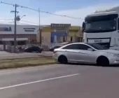 Impressionante: Vídeo mostra caminhão arrastando carro na BR-277, em Cascavel