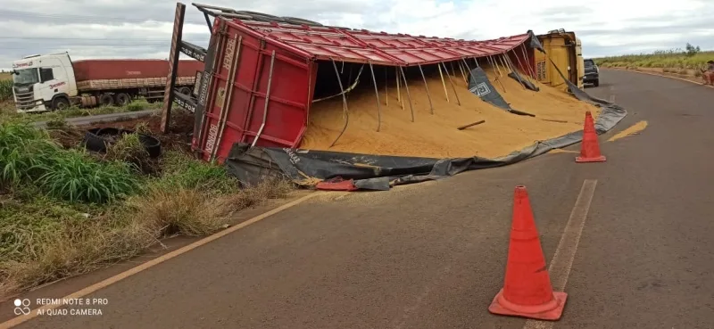 Carreta com ferelo de milho tomba na BR-163 entre Marechal Rondon e Toledo