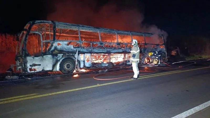 Ônibus de estudantes é consumido pelo fogo entre Toledo e Maripá