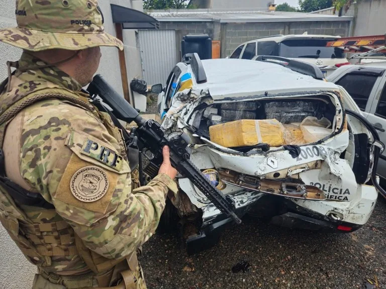 Fuga e acidente: falsa viatura policial é apreendida com 760 kg de drogas na BR-277