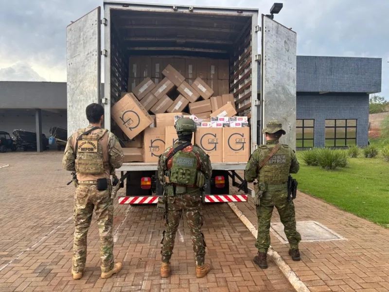 PF, Exército e BPFRON apreendem caminhão carregado com cigarros em Mercedes