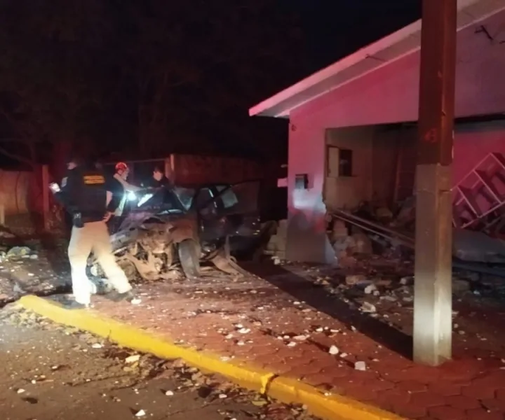 Em fuga da PM, carro colide violentamente contra igreja em Marechal Rondon