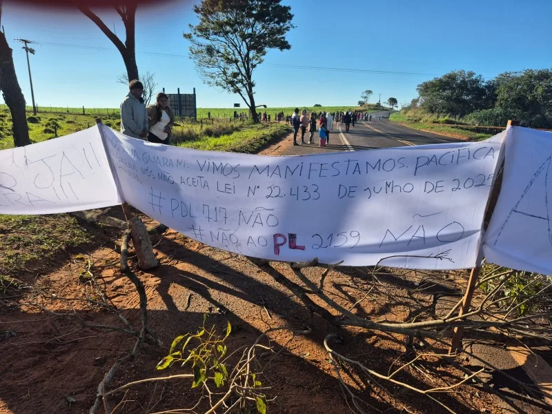 BR-272 é bloqueada por manifestação indígena entre Guaíra e Terra Roxa