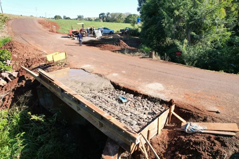 Ponte em curva é alargada no Novo Rio do Sul, em Mercedes