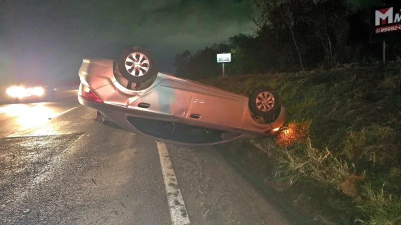 Câmera flagra acidente seguido de capotamento em Marechal Rondon; Assista