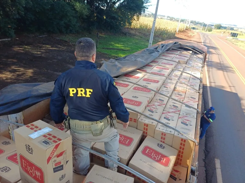 PRF apreende carreta com 600 mil maços de cigarros na BR-163, em Quatro Pontes