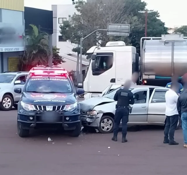 Viatura da GM avança preferencial e colide com carro conduzido por homem sem CNH em Toledo