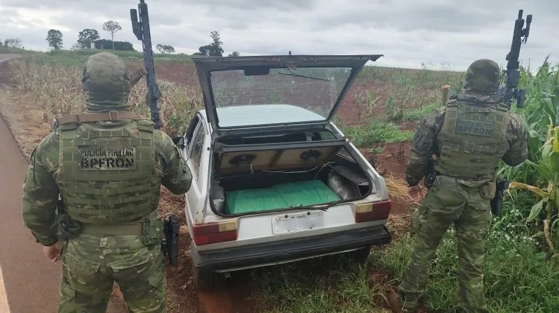 Homem abandona Gol quadrado e caixas de cigarros paraguaios em Guaíra