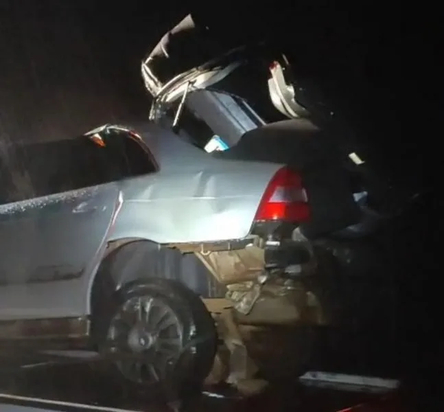Carro com cinco pessoas bate em barranco e capota na PR-467 entre Marechal e Porto Mendes