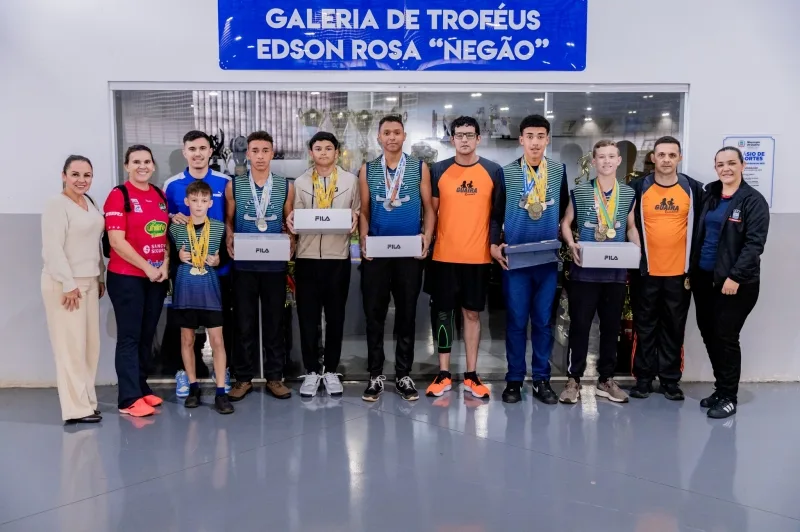 Parceria entre Prefeiturua de Guaíra e Guaíra Runners repassa tênis de alta performance a jovens atletas