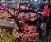 Carro bate contra poste em trevo de Toledo e três pessoas ficam feridas