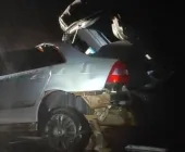 Carro com cinco pessoas bate em barranco e capota na PR-467 entre Marechal e Porto Mendes