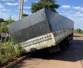 Asfalto cede e carreta afunda em rua de Mercedes