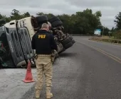 Carreta tomba na Ponte Ayrton Senna e uma pessoa fica ferida