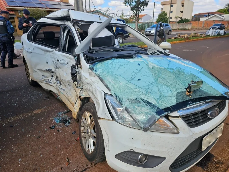 Carro é arrastado por caminhão em forte batida, em Toledo