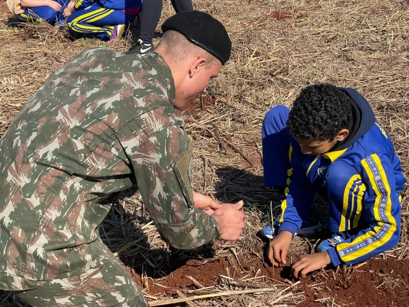 Alunos de Guaíra e Exército plantam 180 mudas de árvores