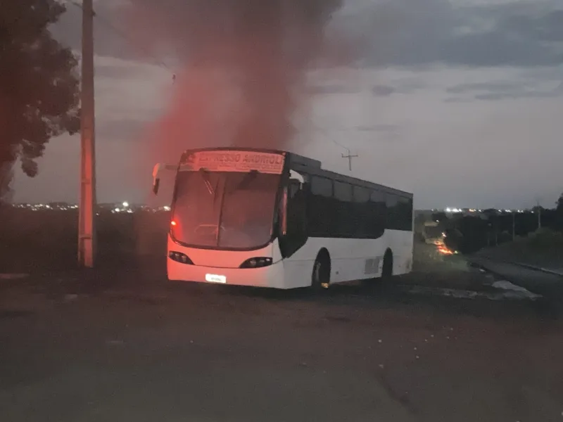 Ônibus pega fogo na BR-163 entre Marechal Rondon e Mercedes
