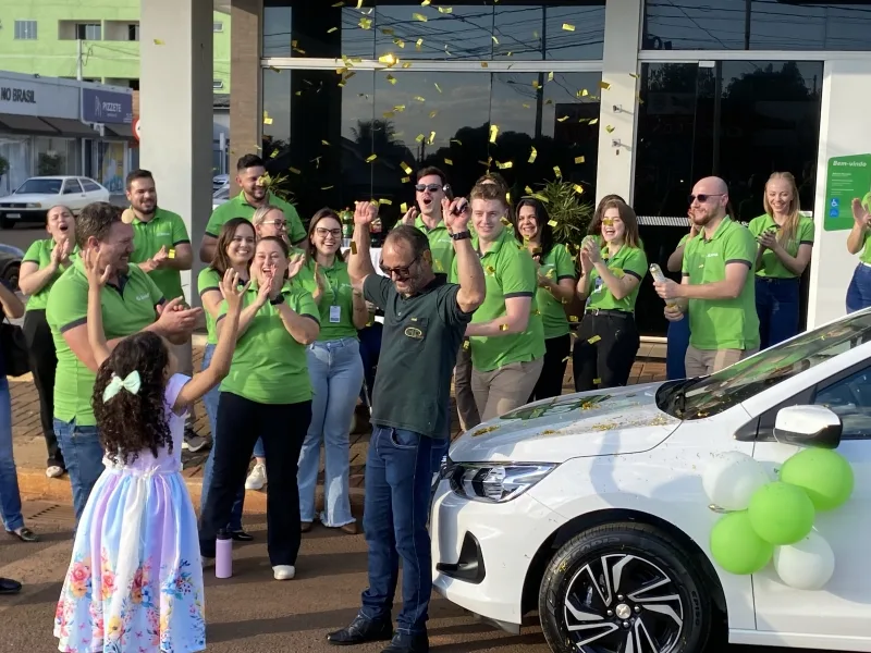 Com carreata, mercedense recebe carro 0km do Sicredi