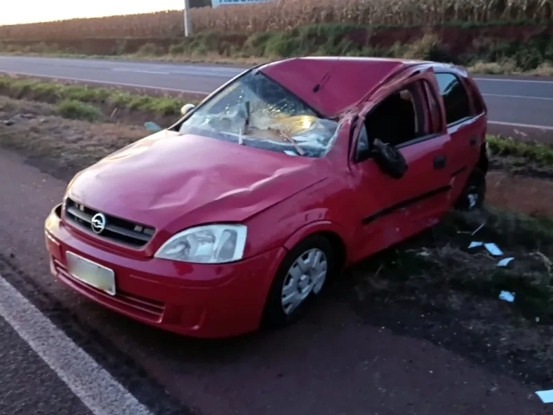 Carro fica destruído e duas pessoas feridas em capotamento na BR-163 entre Marechal e Toledo