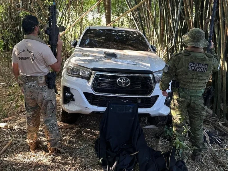 Hilux furtada é localizada pela polícia em meio a mata, em Guaíra