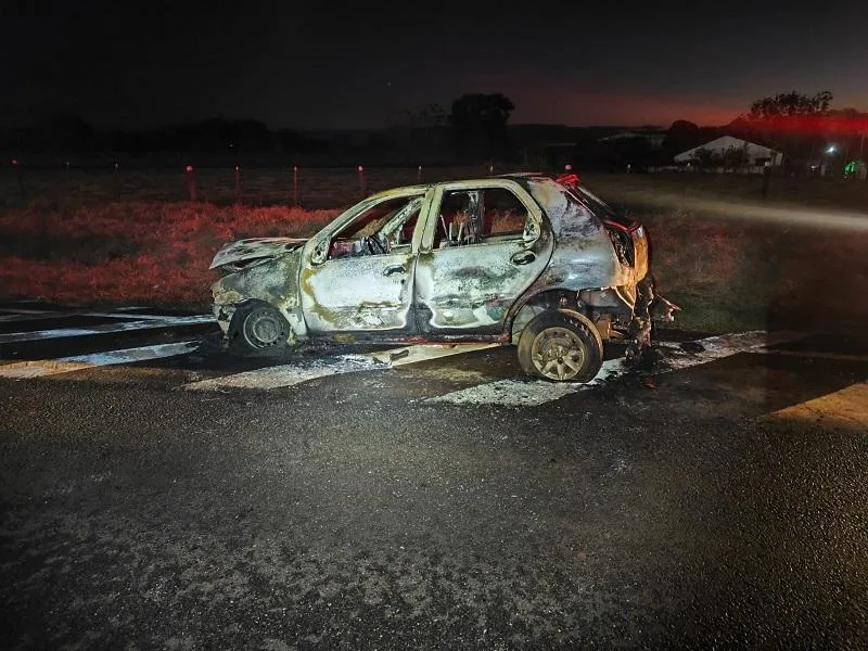 Veículo pega fogo na PR-495 em Entre Rios do Oeste