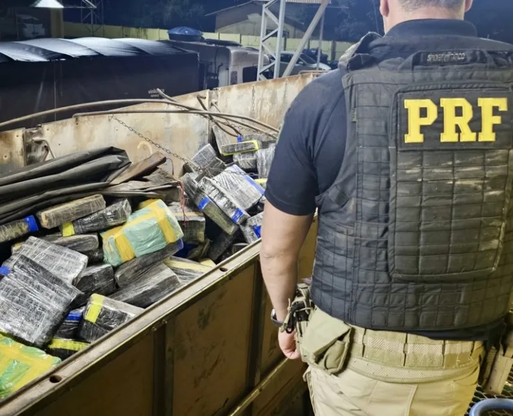 PRF apreende carreta com quase nove toneladas de drogas em Guaíra