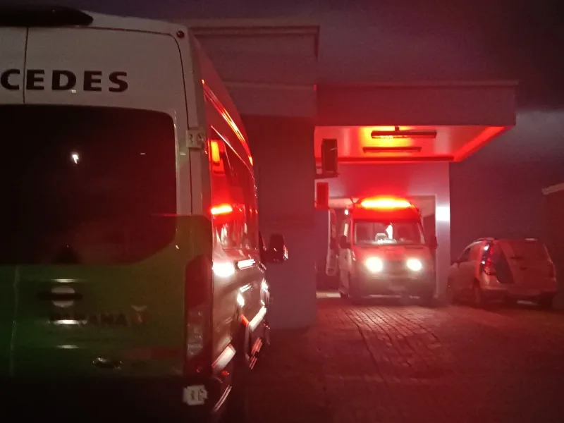 Moça é socorrida pela ambulância após acidente em Mercedes