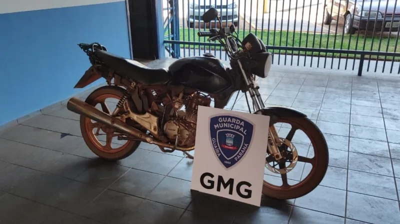 Moto paraguaia é apreendida pela Guarda Municipal no centro de Guaíra