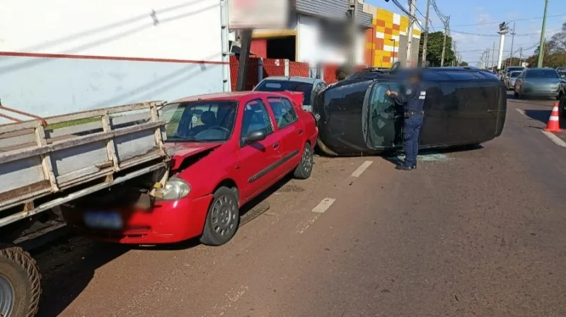 Carro tomba após batida e gestante fica ferida em avenida de Toledo