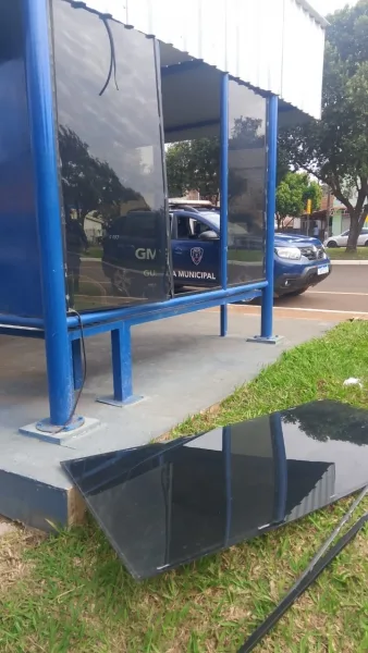 Dois homens são presos por vandalismo em ponto de ônibus no centro de Guaíra