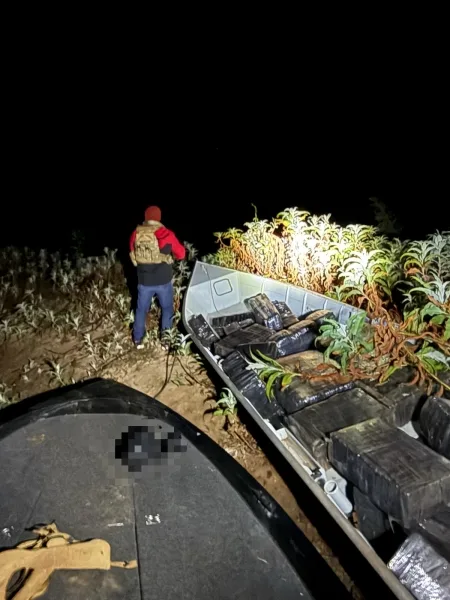 Barco carregado com drogas é apreendido na Ilha Grande