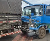 Acidente envolve dois caminhões no centro de Marechal Rondon