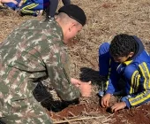 Alunos de Guaíra e Exército plantam 180 mudas de árvores
