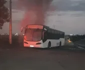 Ônibus pega fogo na BR-163 entre Marechal Rondon e Mercedes