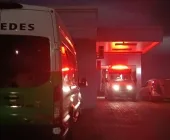 Moça é socorrida pela ambulância após acidente em Mercedes