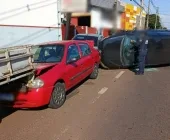 Carro tomba após batida e gestante fica ferida em avenida de Toledo
