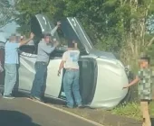 Capotamento entre Guaíra e Terra Roxa deixa três feridos