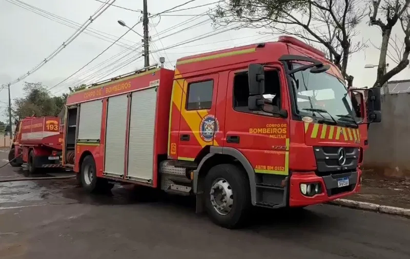 Casa é destruída por incêndio no centro de Guaíra