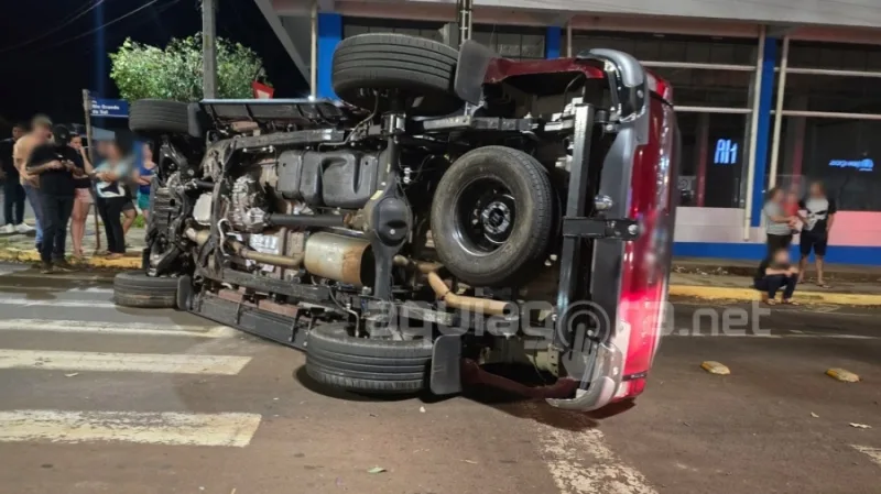 Caminhonete tomba após colisão em avenida de Marechal Rondon
