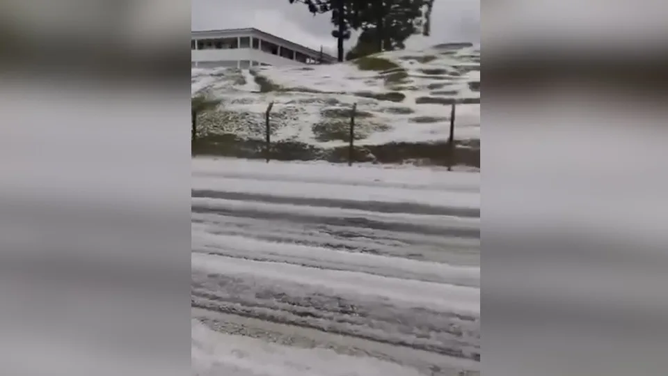 Granizo impressiona moradores e deixa cidade do PR com visual de neve