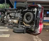 Caminhonete tomba após colisão em avenida de Marechal Rondon
